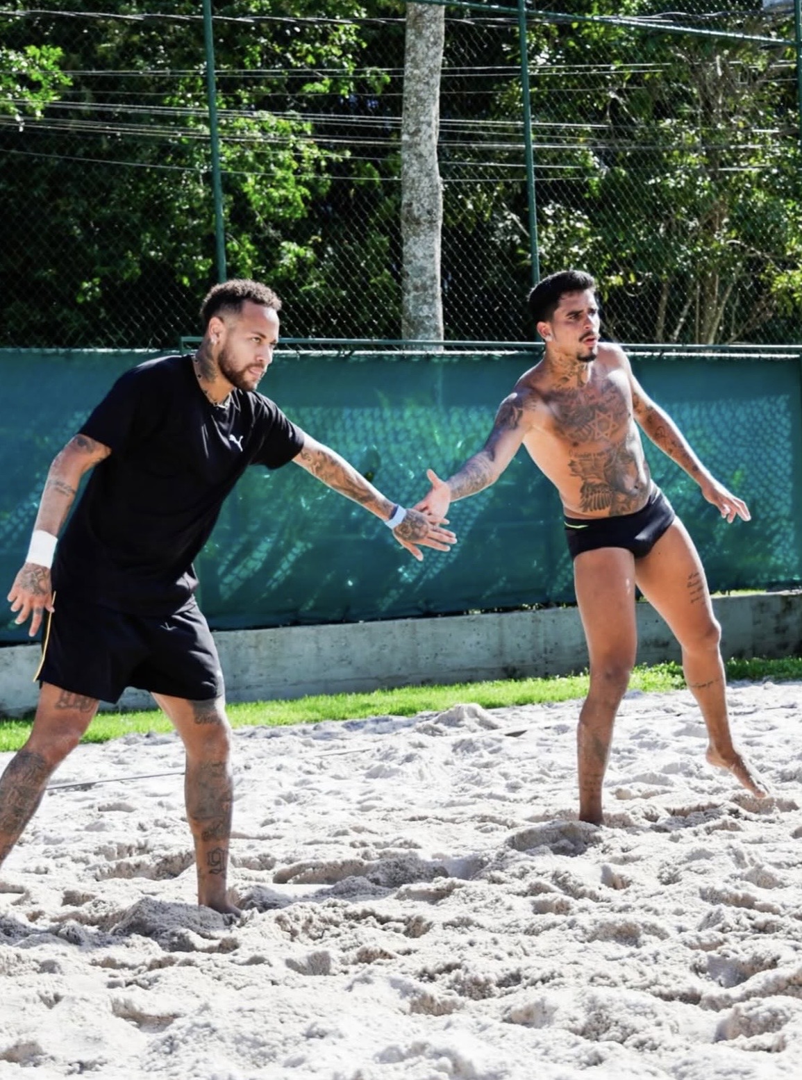 Sandrey treinando futevôlei com Neymar
