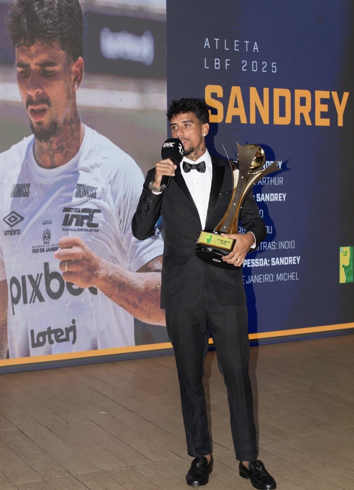 Sandrey recebendo o prêmio de Atleta LBF 2025